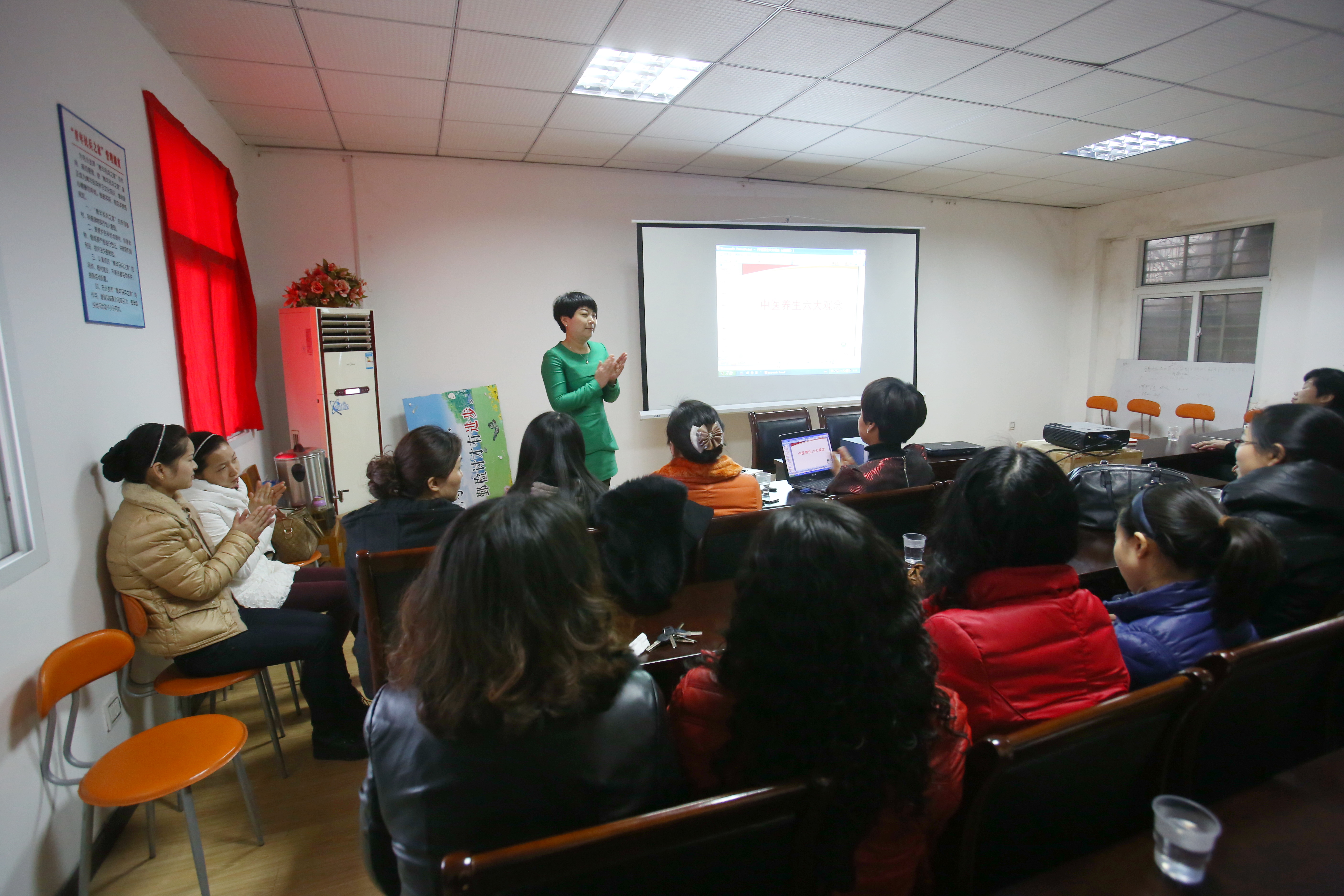 2月28日上午,为庆祝"三八"妇女节,活跃社区妇女精神文化生活,社区